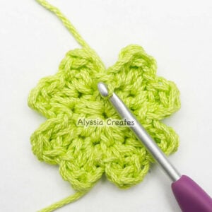 Clover granny square round 1 step 3
